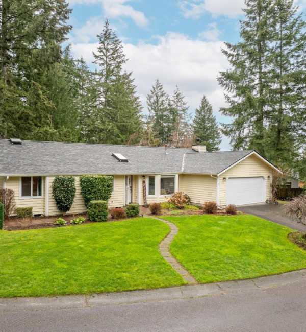 Large Family-Friendly Home on NW Side – Dogs OK