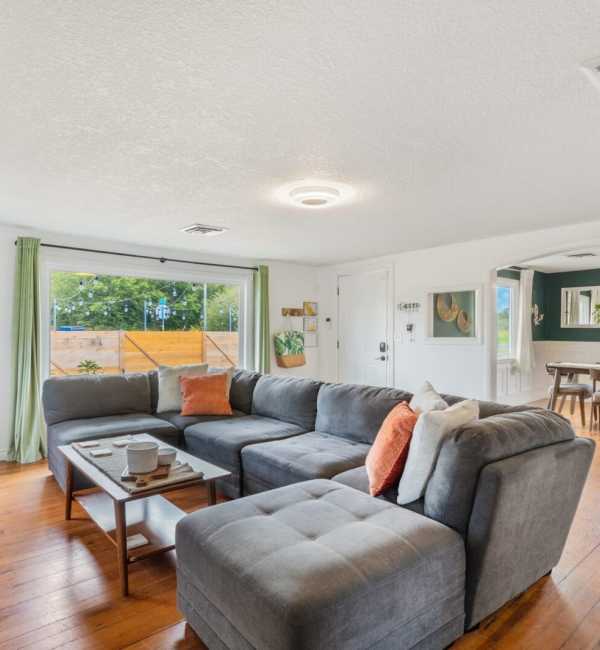 Charming 2BR/1BA Retreat Near Astoria & Beach